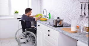 Exemple d'aménagement d'une cusine adaptée aux normes PMR pour personnes à mobilité réduite."